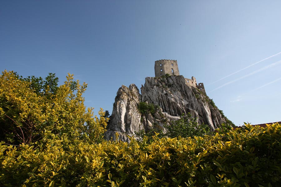Beckovsky hrad Beckov castle obec Beckov historia hradu