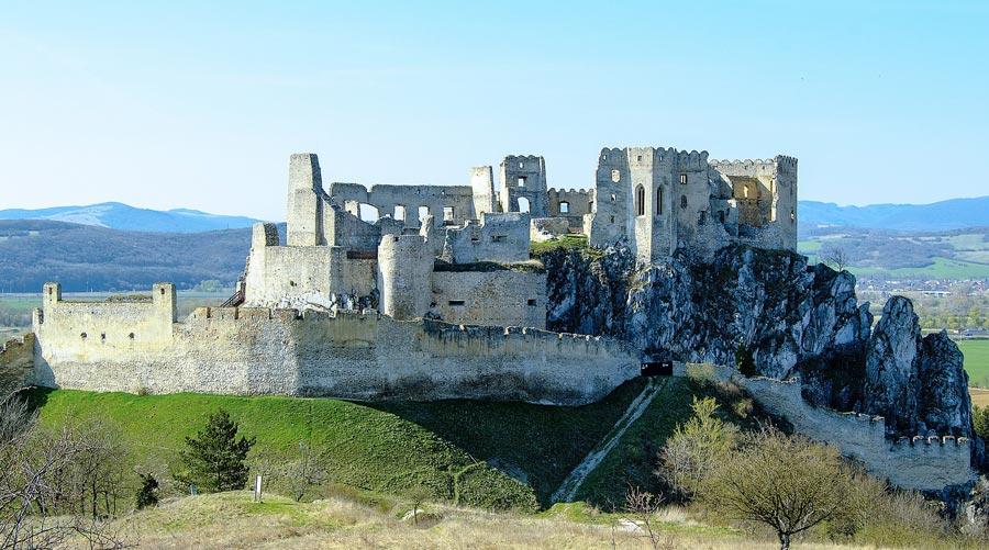 hrad Beckov obec Beckov historia hradu Beckov
