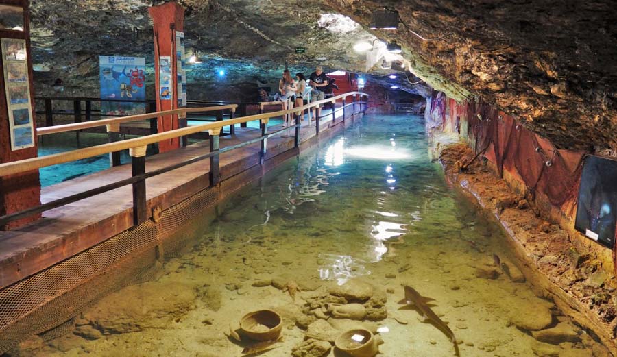 Blanc aquarium na ibize v jaskyni