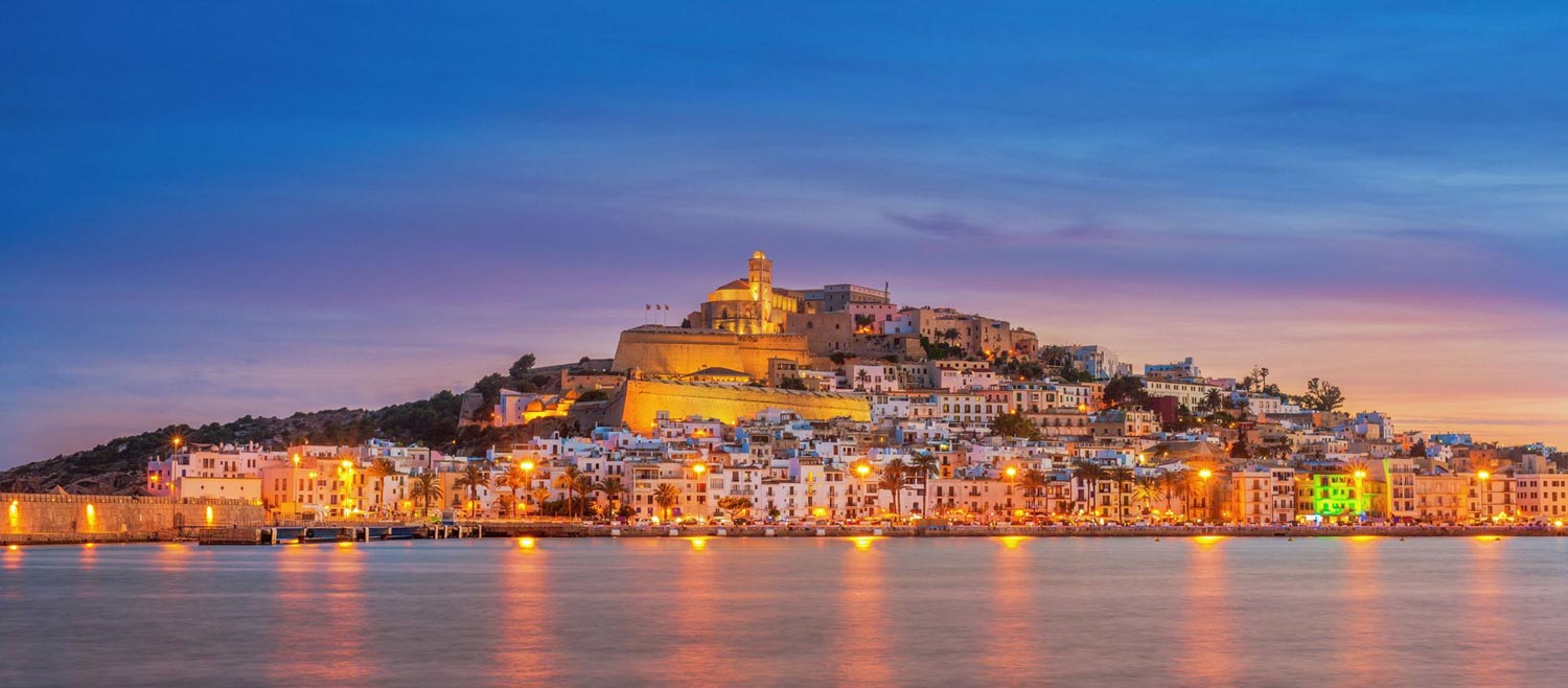 Ibiza mesto v noci