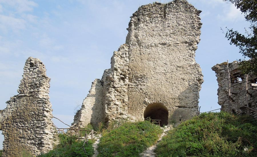 Viniansky hrad zrucanina hradu zrucanina Vinianskeho hradu obec Vinne