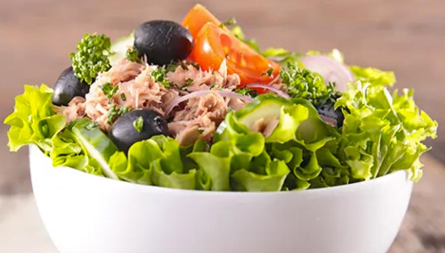 tuniakovy salat tuniak zelenina rajciny uhorky salat top recept na veceru